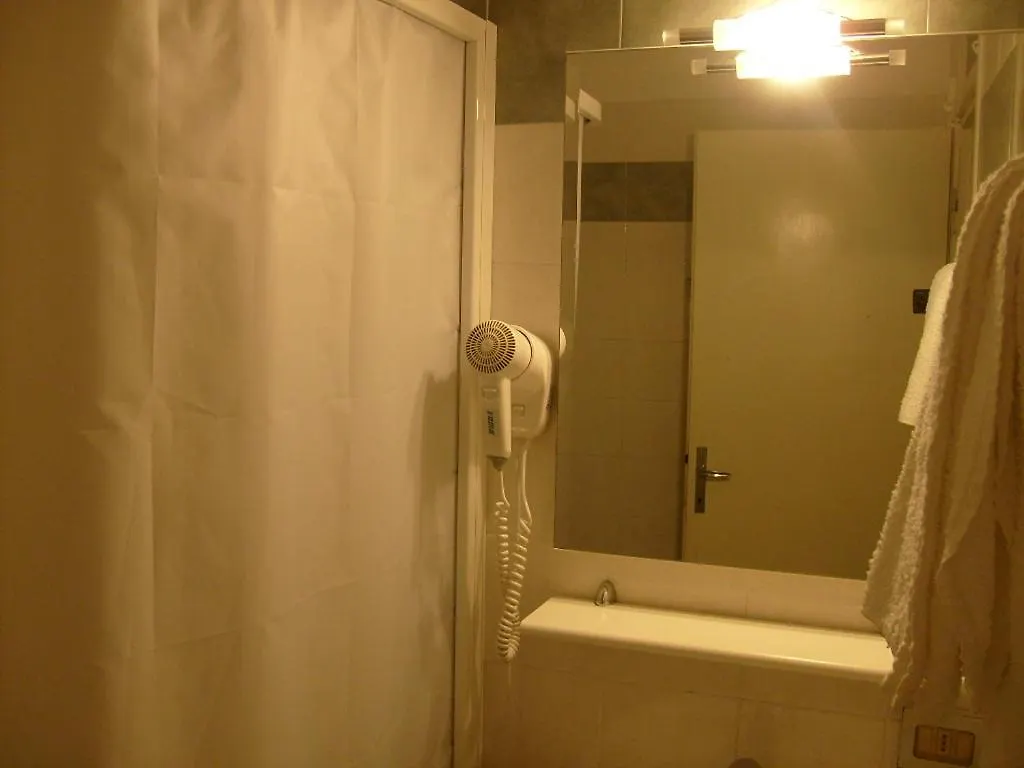 Hotel Vienna トスコラーノ・マデルノ
