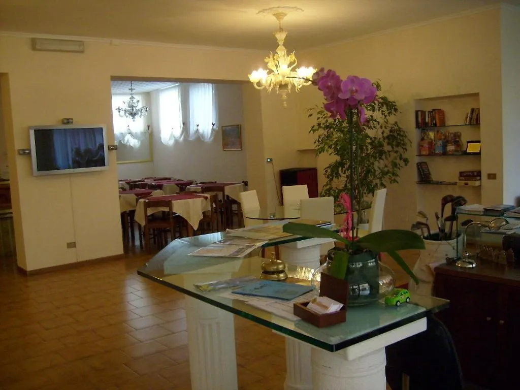***  Hotel Vienna トスコラーノ・マデルノ イタリア